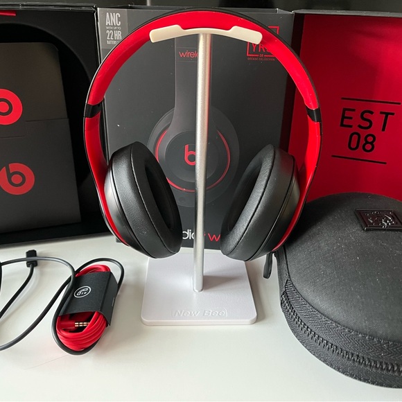 Beats Studio3 Wireless Decade Collection OverEar Headphone+HeadphoneStand(bonus) - Picture 2 of 11